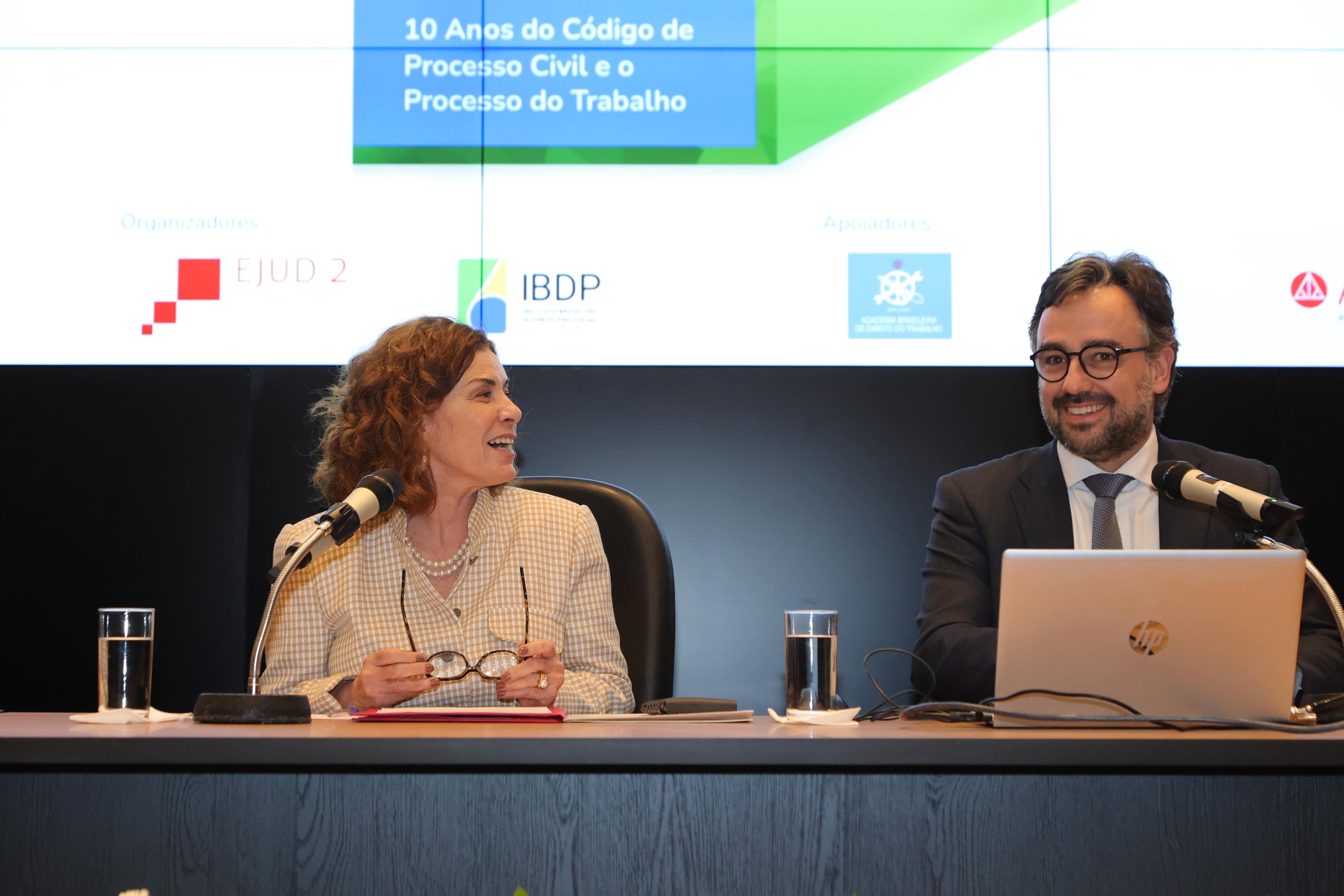 à mesa, desembargadora Bianca Bastos e professor Heitor Sica