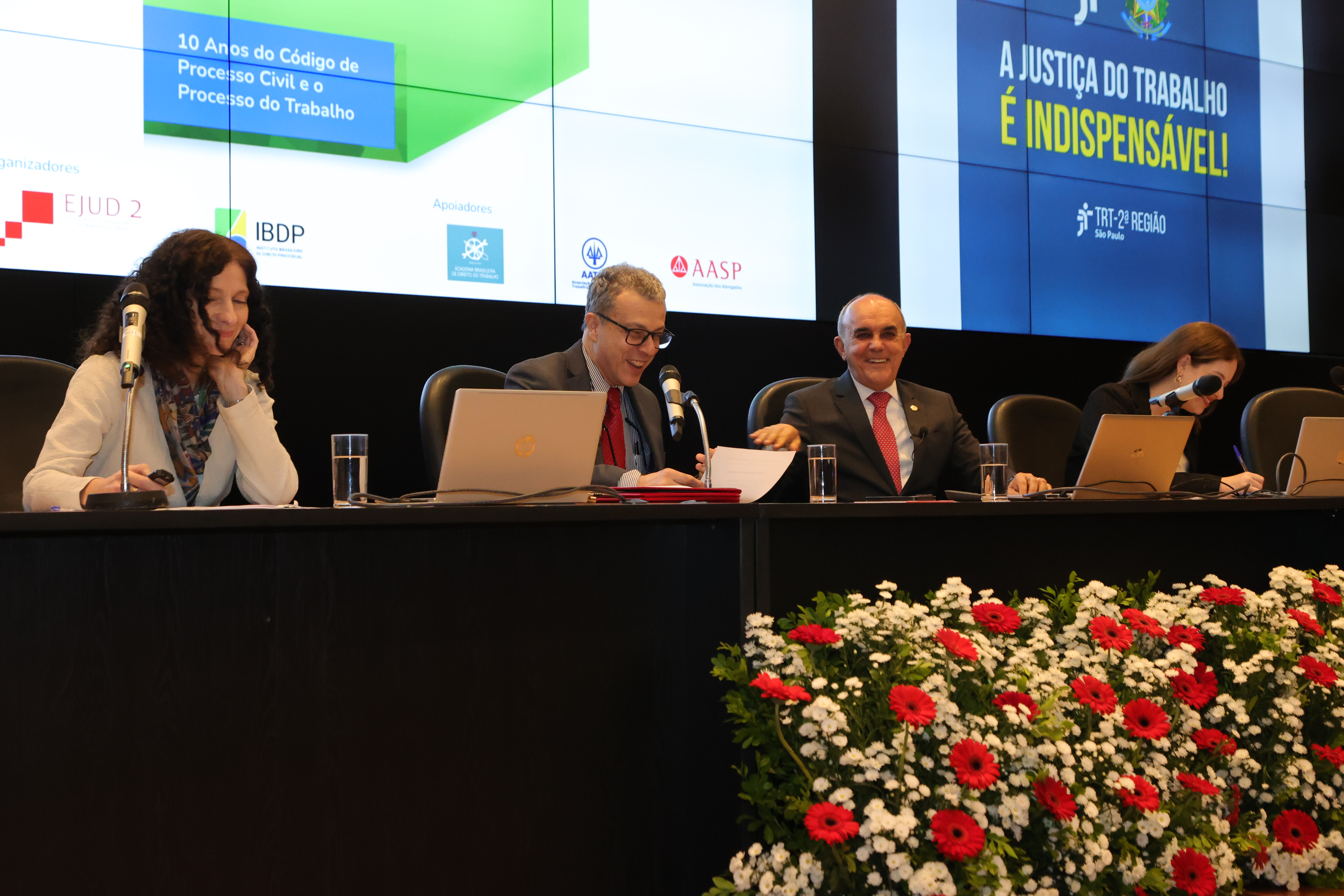 à mesa, ministros Sergio Pinto Martins e Cláudio Mascarenhas Brandão; professora Olívia Figueiredo Pasqualeto e Beatriz Montenegro Castelo