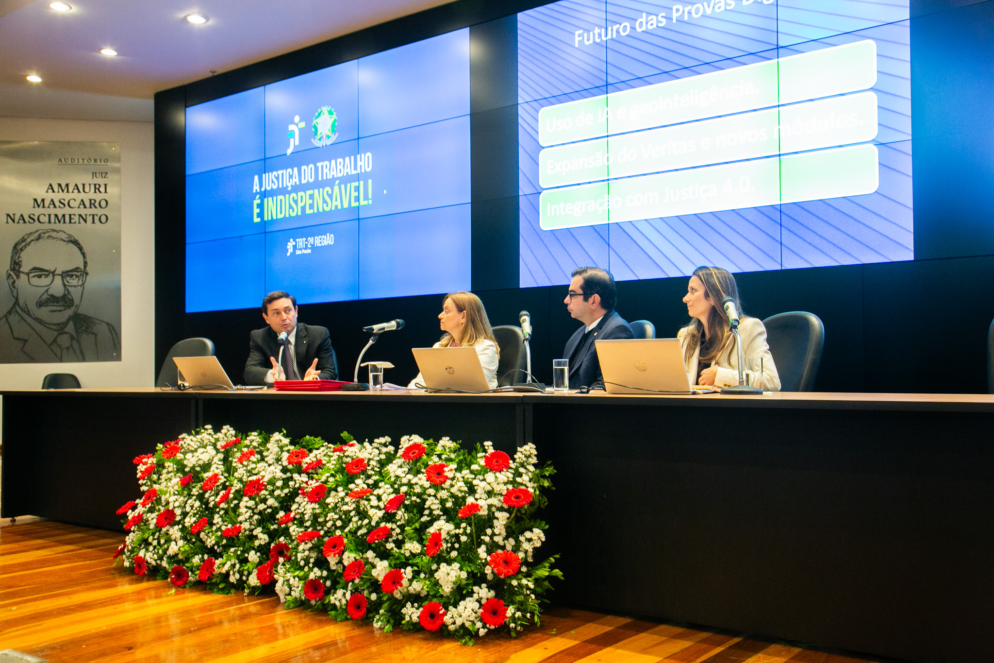 À mesa, professora Isabel Cristina de Medeiros Tormes, ministro Alberto Bastos Balazeiro, e juízes Lorena de Mello Rezende Colnago e Carlos Abener de Oliveira Rodrigues Filho