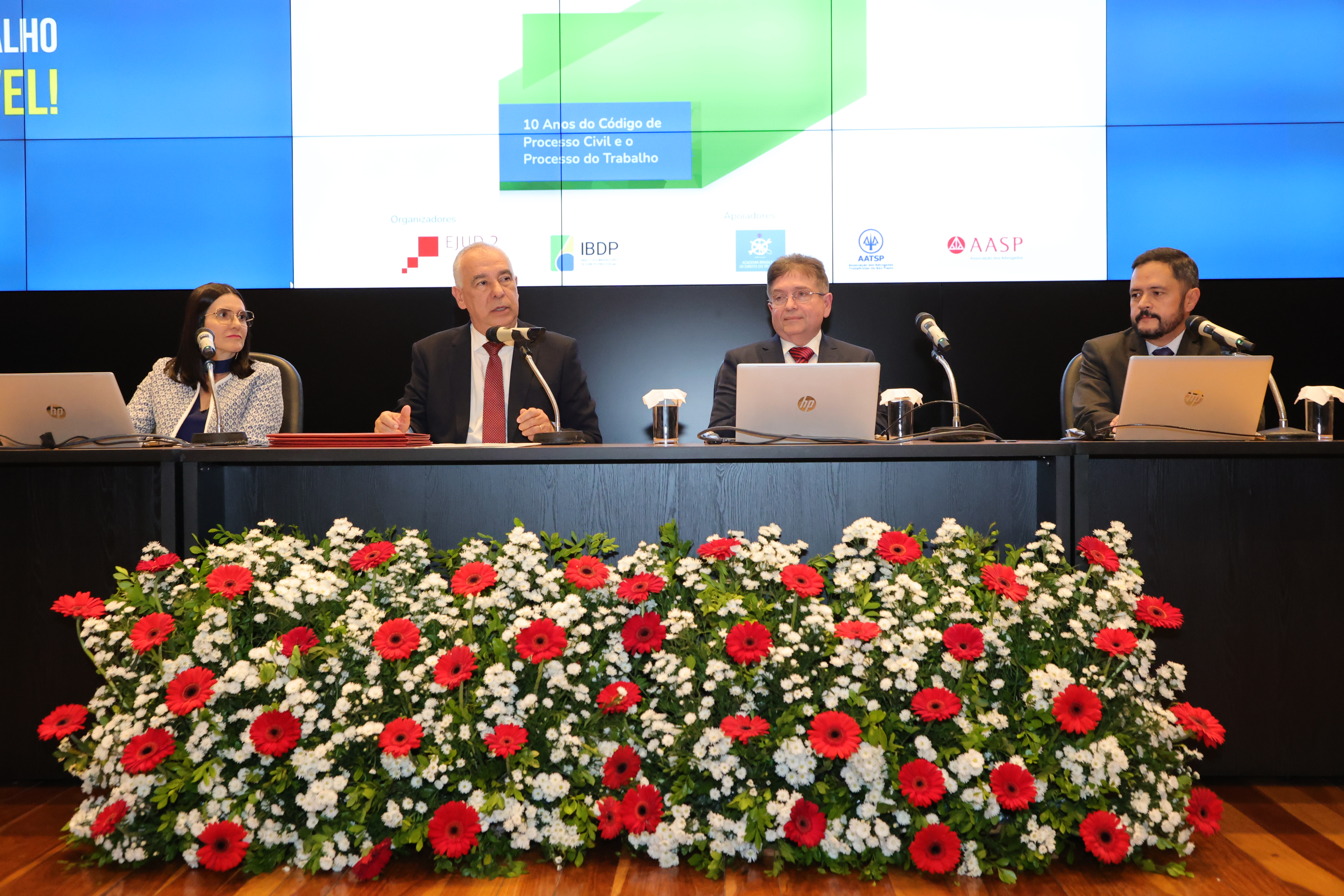 À mesa, ministro Augusto César Leite de Carvalho, procuradora Gisele Santos Fernandes Góes, professor Antonio Galvão Peres e desembargador Wolney de Macedo Cordeiro