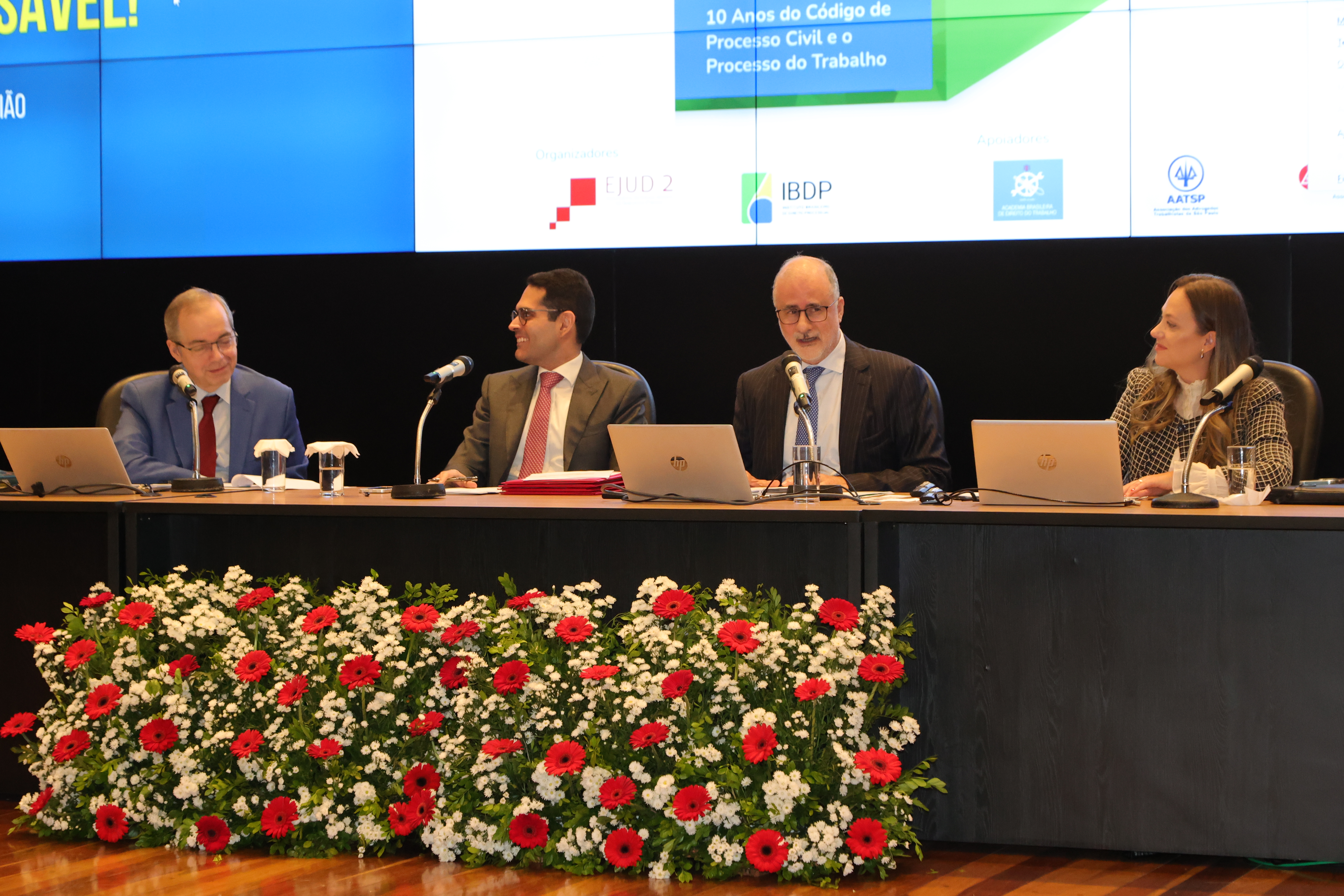 À mesa, professores Daniel Queiroz Pereira, Rosane Dalazen Cunha e Jorge Pinheiro Castelo, e desembargador Francisco Ferreira Jorge Neto