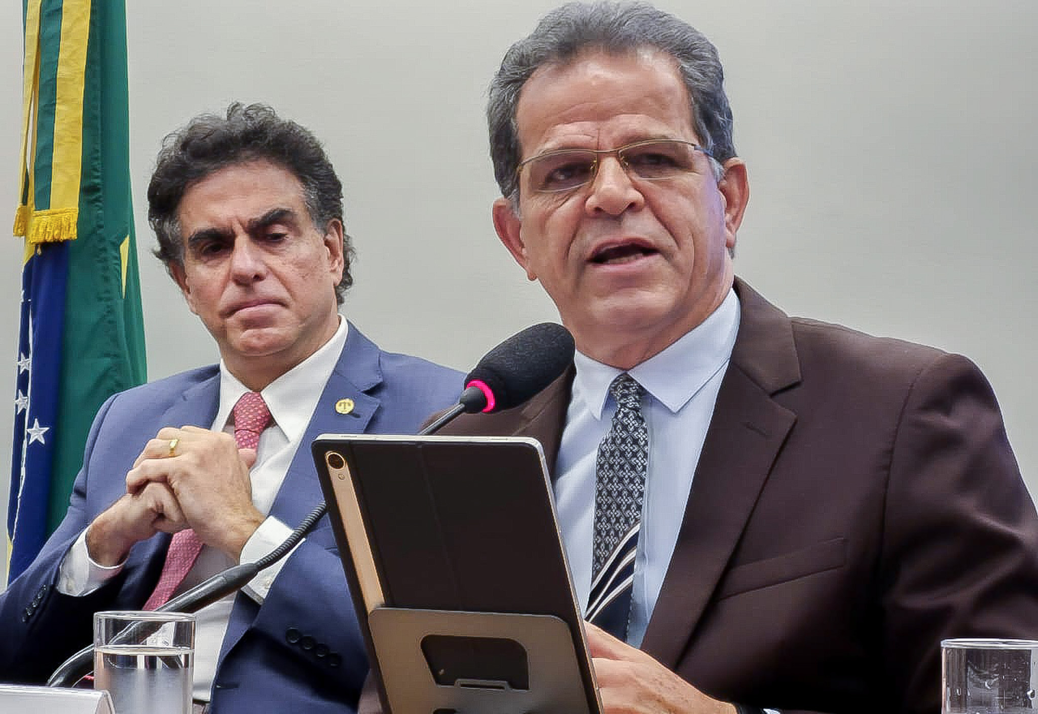 presidente Valdir Florindo fala da mesa de honra do evento, com ministro Vieira de Mello Filho ao fundo