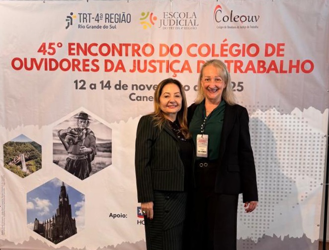 ministra do TST Liana Chaib e desembargadora ouvidora do TRT-2, Cândida Alves leão, posam para foto em frente a banner do 45º Coleouv