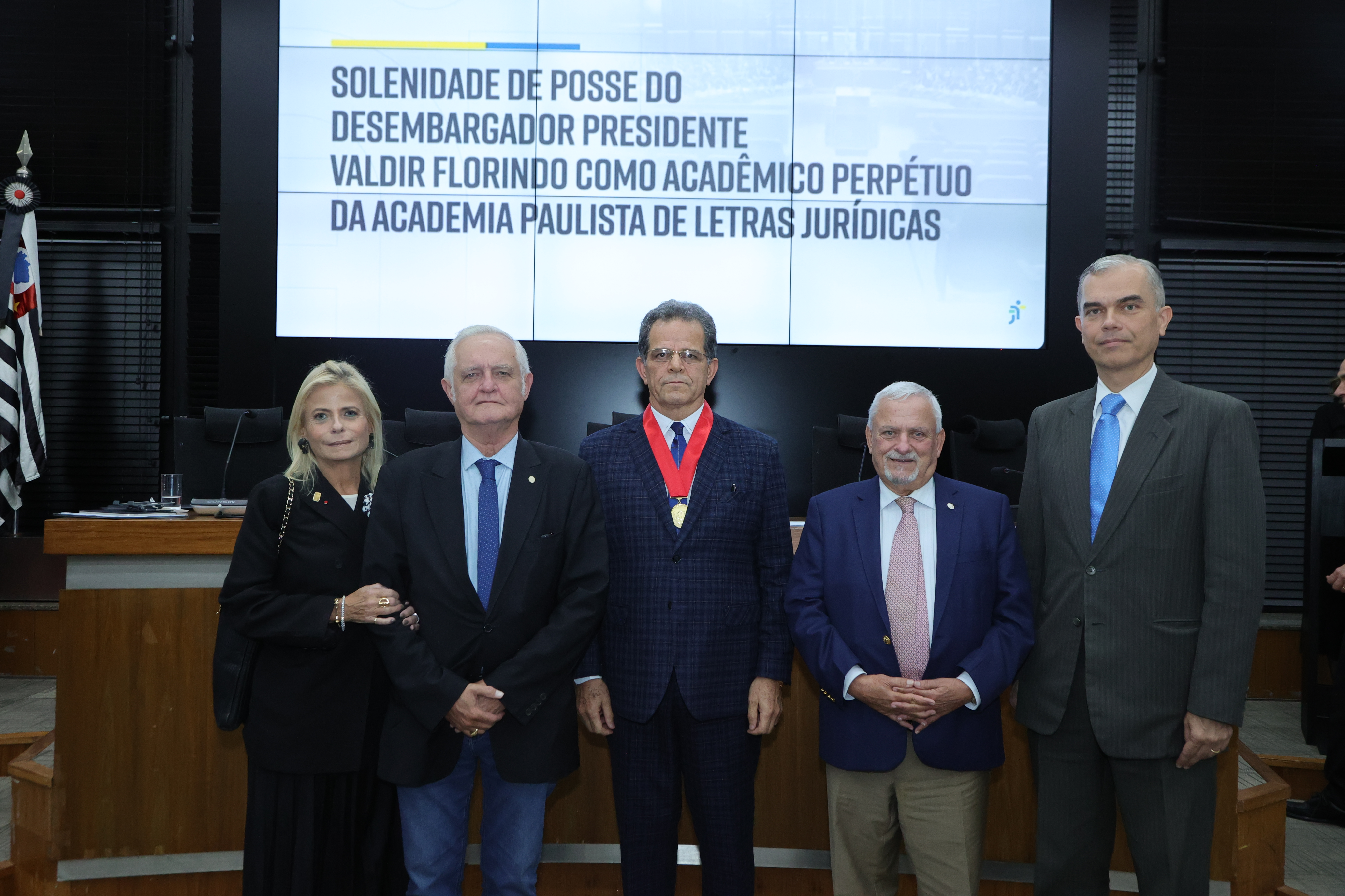 Desembargador Valdir Florindo perfilado com outros quatro acadêmicos citados no texto