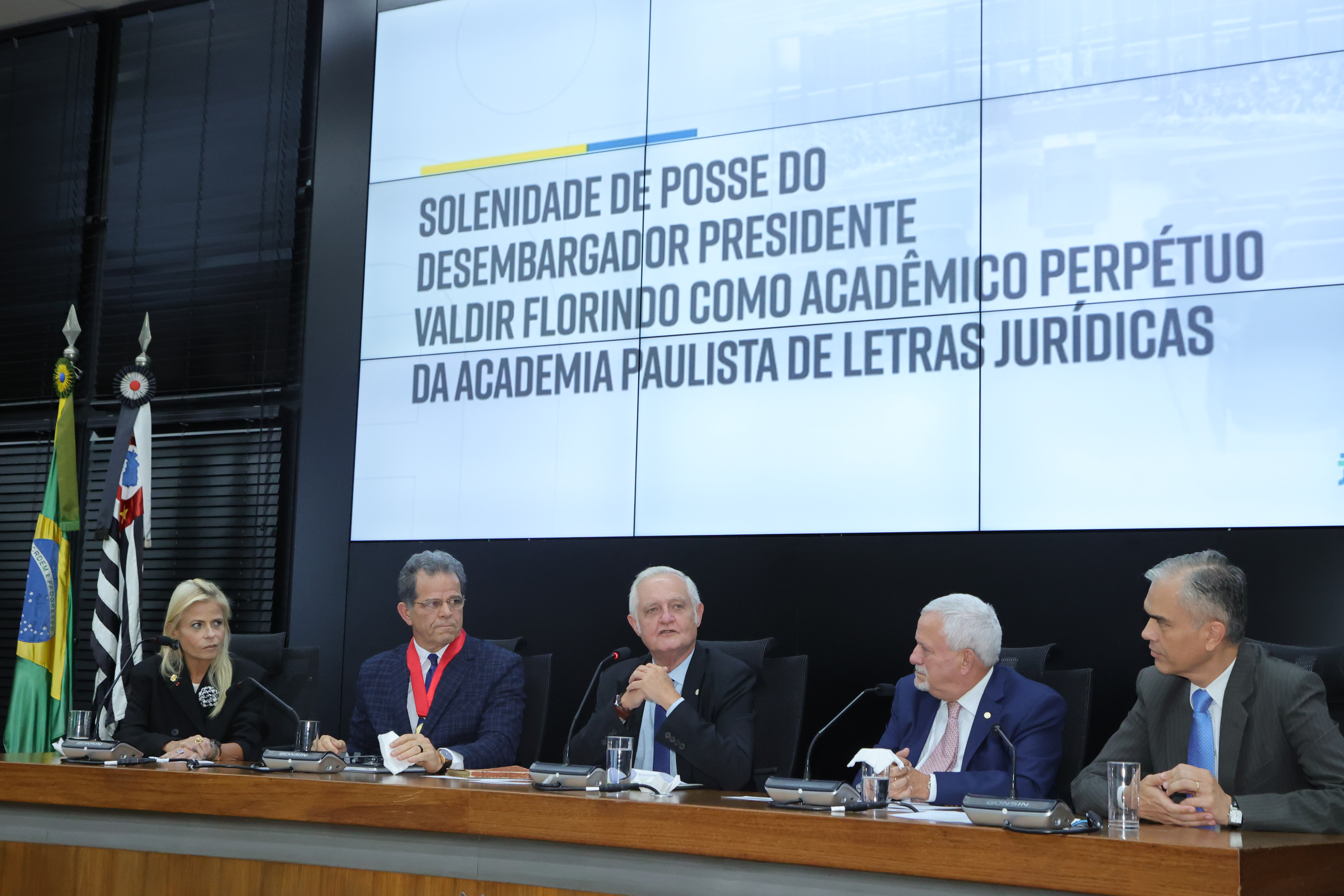 Presidente Valdir Florindo sentado na tribuna de honra do pleno, ladeado pelos outros 4 acadêmicos citados