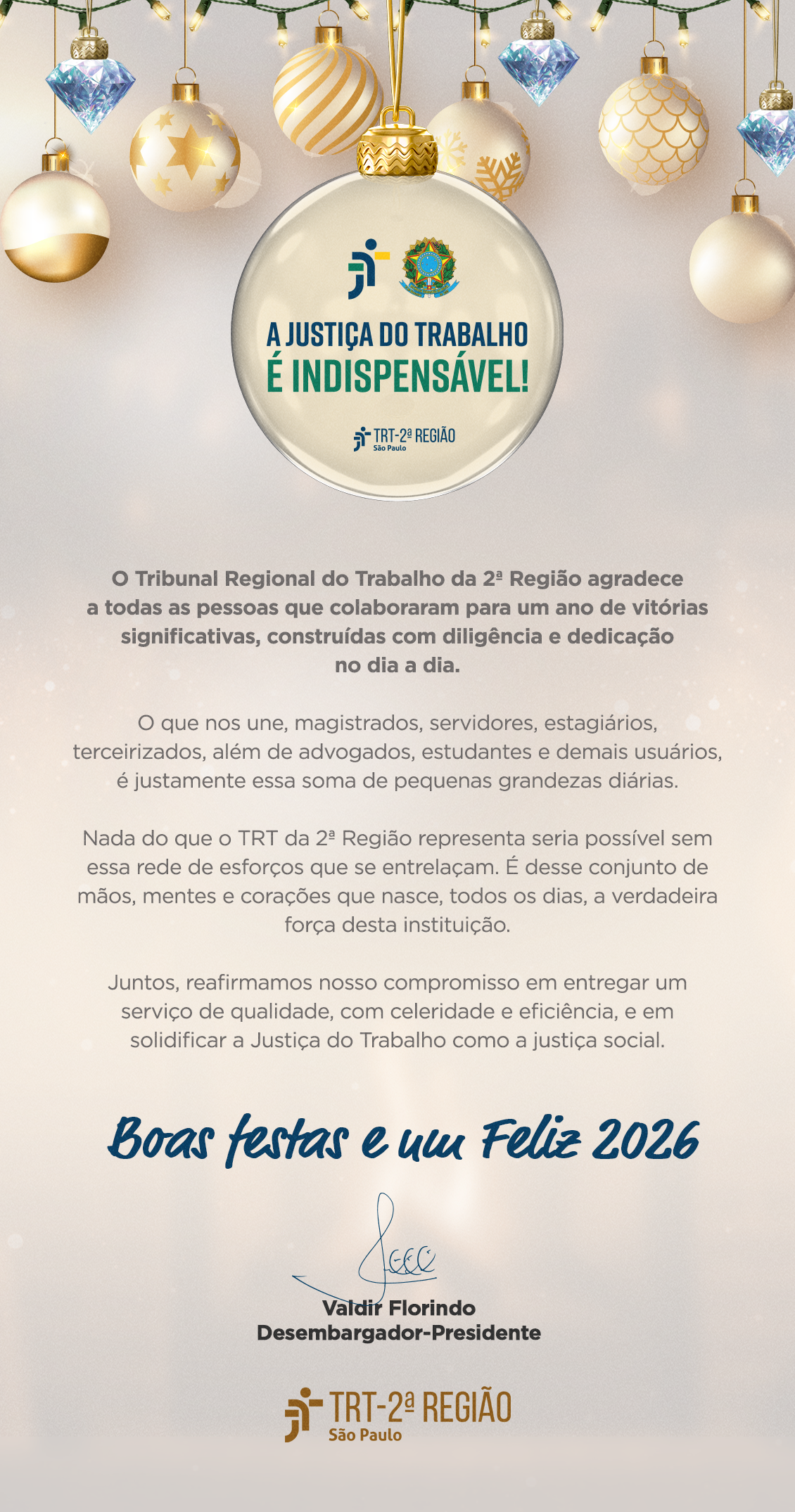 Descrição: cartão com composição de imagens e texto. Em fundo de tom prateado, uma guirlanda, acima, com bolas de natal penduradas, em tons brancos e dourados; também há diamantes pendurados. Dentro de uma bola maior, ainda acima e centralizada, está o selo: 