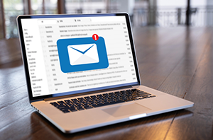 Imagem da Notícia Tela de notebook exibe ícone de envelope com um ponto de interrogação
