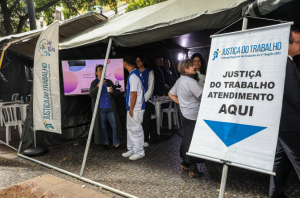 Imagem da Notícia Imagem de estande de atendimento da Justiça do Trabalho em ação voltada a pessoas vulneráveis
