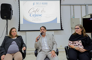 Imagem da Notícia Desembargador Antero Arantes Martins, juíza Renata Franceschelli de Aguiar Barros e juíza auxiliar da Vice-Presidência Administrativa Christina de Almeida Pedreira sentados; ao fundo, um slide projetado com o nome do evento: "Café com Cejusc"