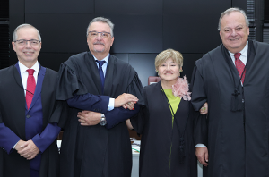 Imagem da Notícia Imagem dos quatro integrantes do novo corpo diretivo, juntos, lado a lado
