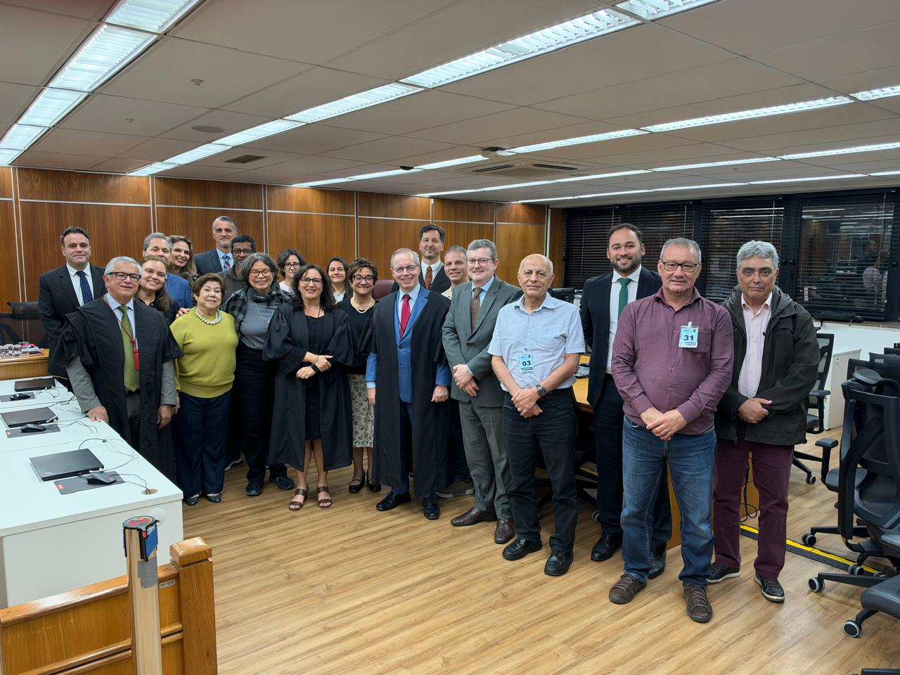 Integrantes da mesa de negociação posam para foto