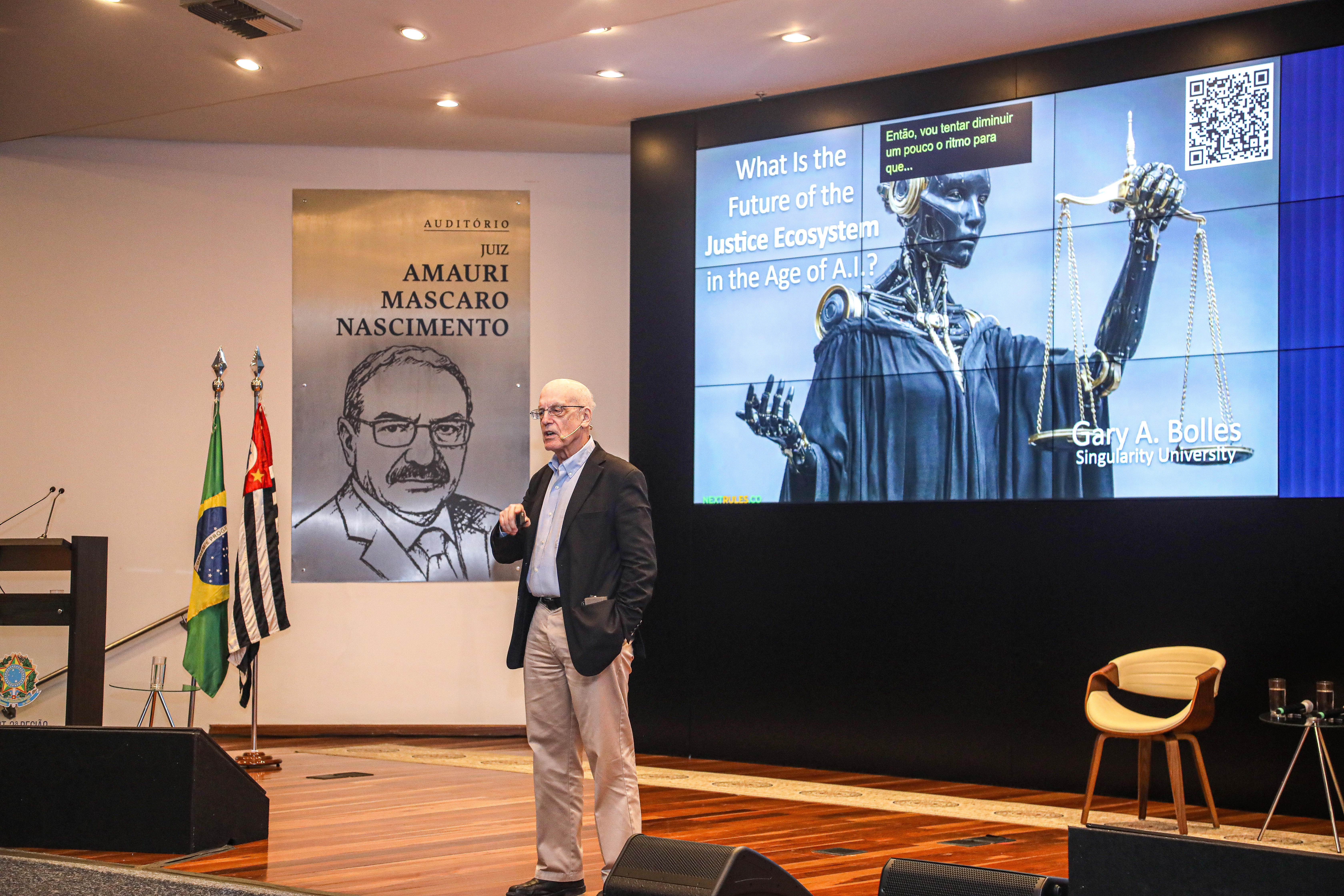 Gary Bolles em palco durante apresentação no Enastic