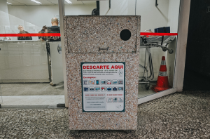 Imagem da Notícia Coletor com o texto descarte aqui eletroeletrônicos (50 cmx 60 cm) e desenhos de itens ilustrativos, como celular, fone de ouvido, batedeira, ferro e outros