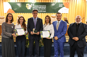 Imagem da Notícia Representantes do TRT-2 posam para foto junto ao presidente do TST