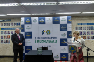 Imagem da Notícia Ministro Mauricio Godinho Delgado e desembargadora-presidente Sueli Tomé da Ponte juntos à frente de painel com logotipo e slogan de valorização da Justiça do Trabalho