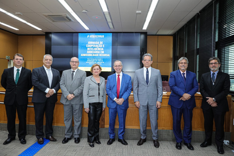 representantes dos tribunais alinham-se com o presidente Valdir Florindo para foto, no auditório do 24º andar do TRT-2