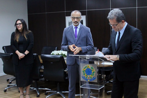 juiz e juiza empossados como titulares aparecem na foto com o desembargador presidente Valdir Florindo
