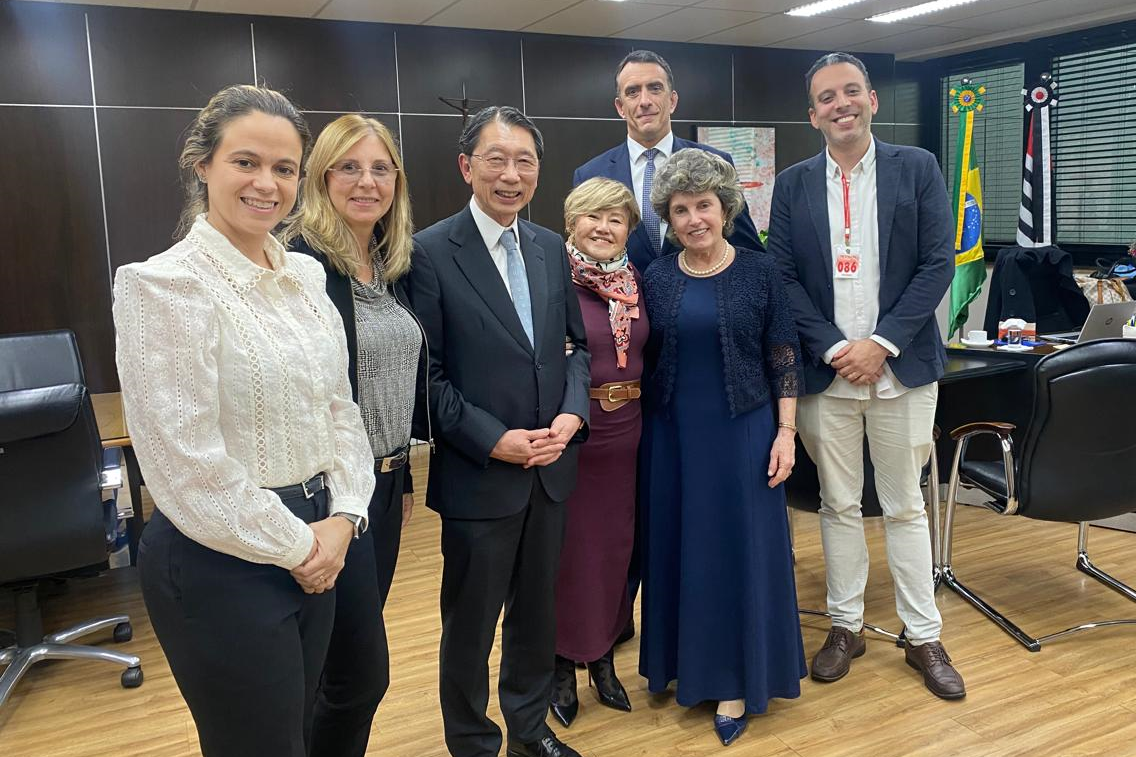desembargadora presidente Sueli Tomé da Ponte posa para fotos com Helcio Honda e equipe