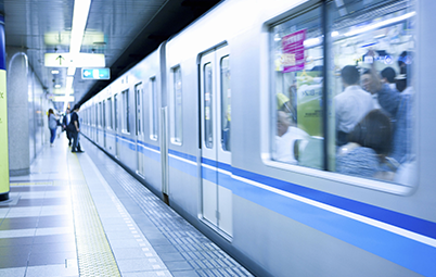 Imagem da notícia imagem mostra vagão de metrô em estação. a plataforma está vazia e as portas estão fechadas. A iluminação é fria e o trem é prata, com faixas azul claro e escuro. Ha pessoas nao identificáveis dentro do trem.