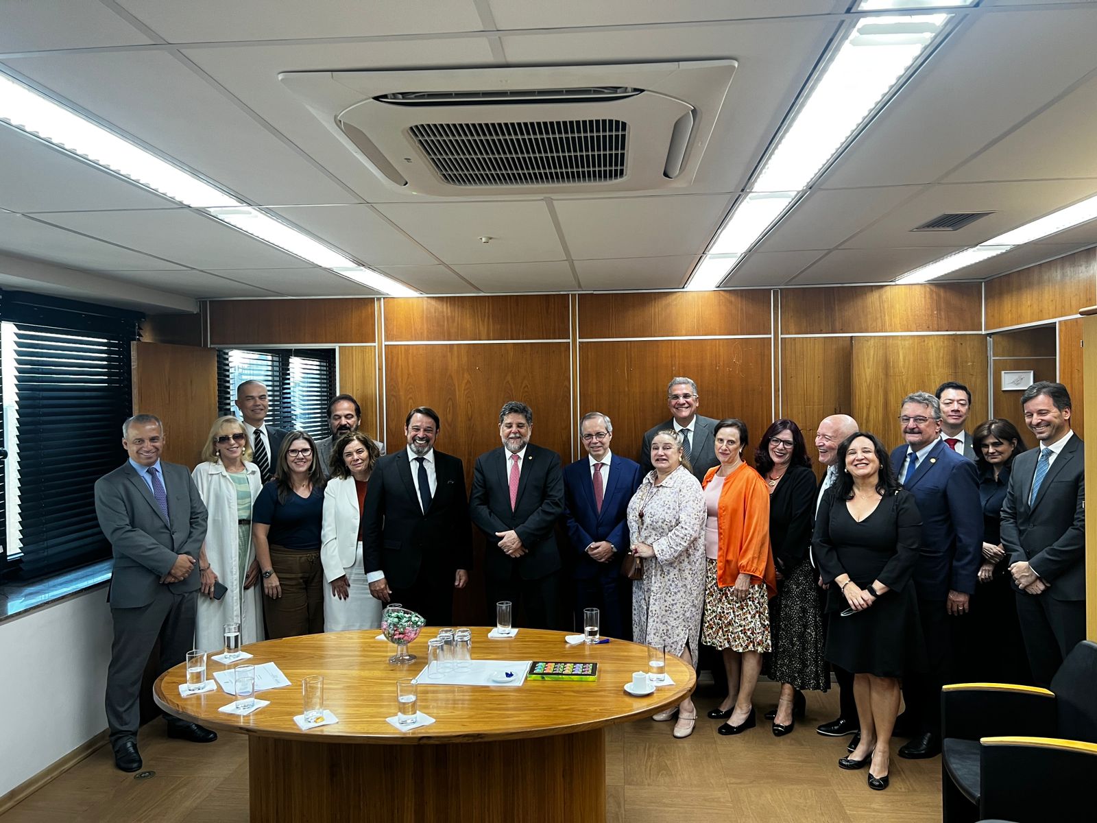 Integrantes da reunião posam para foto na sala da Vice-Presidência Administrativa. Entre eles, o ministro Guilherme Augusto Caputo Bastos e os desembargadores Antero Arantes Martins e Francisco Ferreira Jorge Neto. Os homens vestem terno e gravata e as mulheres usam roupas formais.