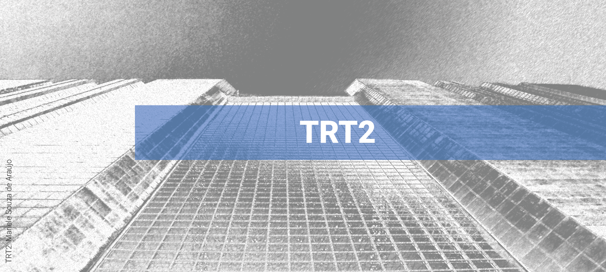 Ao fundo, detalhe da fachada do Fórum Rui Barbosa em preto e branco. Em primeiro plano, cortando parte da imagem horizontalmente, faixa azul onde se lê: TRT2.
