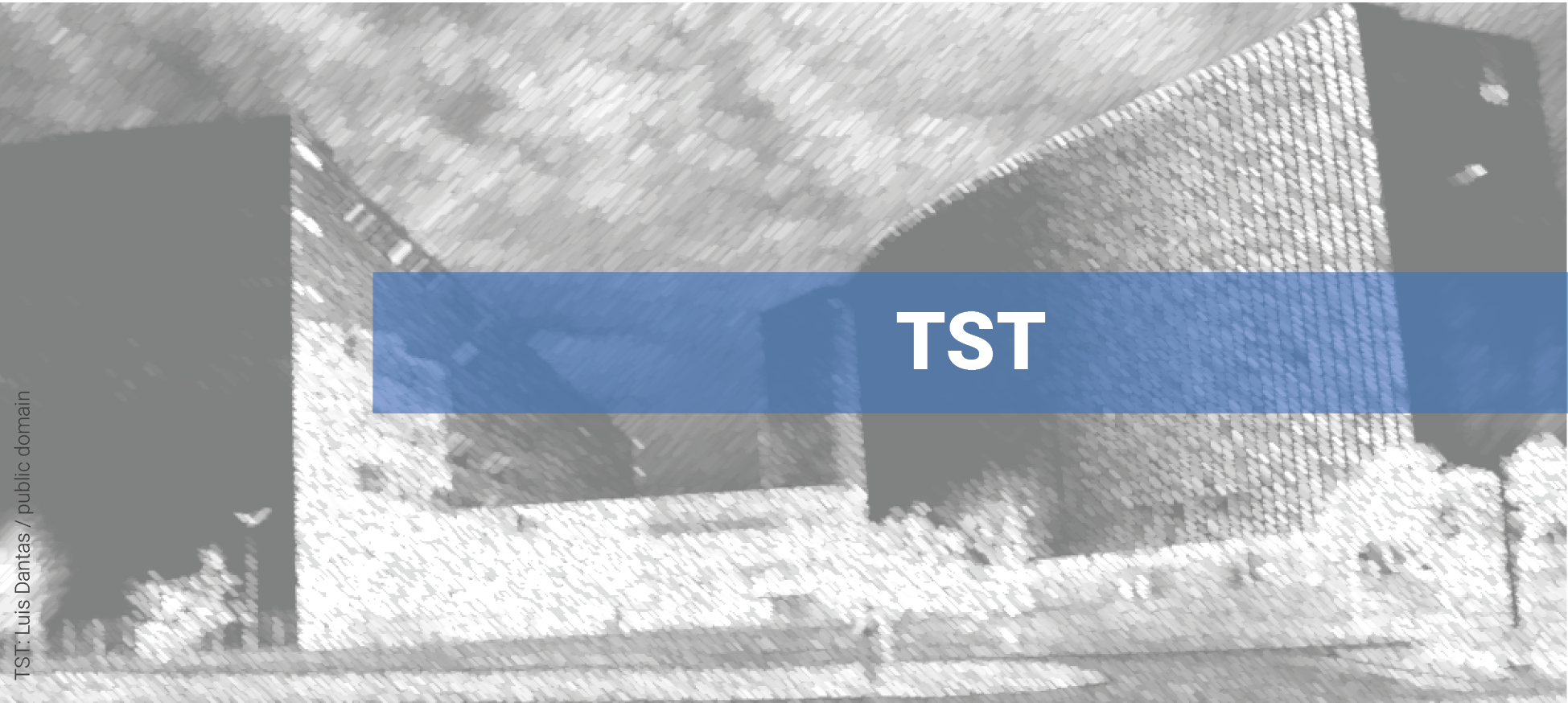 Ao fundo, vista externa do Superior Tribunal do Trabalho em preto e branco. Em primeiro plano, cortando parte da imagem horizontalmente, faixa azul onde se lê: TST.